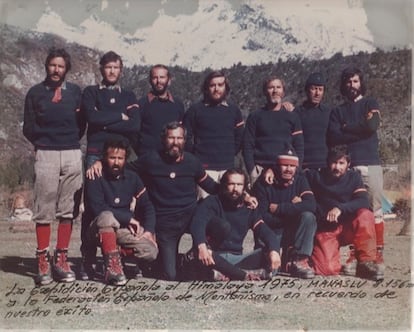 Expedición española al Manaslu en 1975. De pie, de izquierda a derecha: Luis Bernardo Durand, Jerónimo López, Salvador Rivas, Miguel Ángel Gallego, Luis Méndez, Mariano Arrazola (médico), Miguel López. Agachados: Jaime García Orts (jefe de la expedición), Alfonso Arias, Gerardo Blázquez, Fulgencio Casado y Carlos Soria.