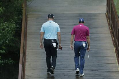 Jon Rahm, a la izquierda, y Sergio Garc&iacute;a, durante su cara a cara.