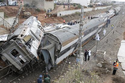 Varias personas en la vía donde ha descarrilado el tren, en Bouknadel. 