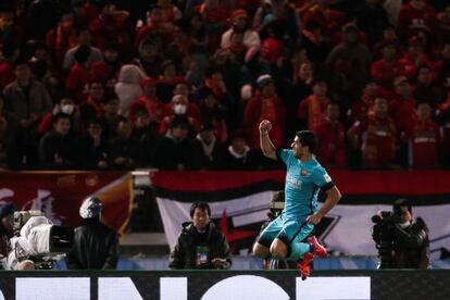 Luis Suárez celebra el primer gol de la noche japonesa al Guangzhou en las semifinales del Mundialito de Clubes. Más tarde llegarían otros dos tantos.