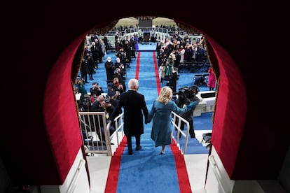 El presidente electo Joe Biden, acompañado de su esposa, Jill Biden, llegan a la ceremonia de investidura en el Capitolio el 20 de enero de 2021. 