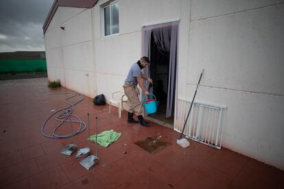 Un trabajador de la Asociación Galgos del Sur, en la localidad cordobesa de Villafranca.
