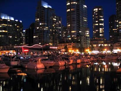 Las velas blancas de este gran edificio son una parte importante del perfil de Vancouver. El Canada Place está situado en los muelles de Burrard Inlet. Allí se encuentra el World Trade Centre, el Hotel Pan Pacific y el centro de convenciones de la ciudad. Además, es la mayor terminal de cruceros de la Columbia Británica.