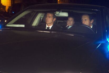 Silvio Berlusconi llega en su coche al palacio de Quirinale, en Roma, minutos antes de presentar su dimisión al presidente de la República, Giorgio Napolitano.