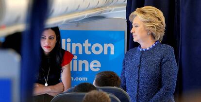 Huma Abedin conversa este viernes con miembros de la campaña de Clinton, en presencia de la demócrata, tras conocerse la revelación del FBI.