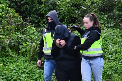 Uno de los detenidos en el lugar en donde supuestamente habrían ocurrido los hechos.