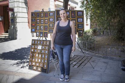 Ana Salas, 42 años. Lleva siete años vendiendo pequeños cuadros por la zona turística de Sevilla. Cuando termina a las 4 de la tarde, le cuesta recoger porque el metal de los marcos quema en exceso. Se está planteando comprar unos guantes de cocina para usarlos en ese momento.