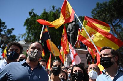 Desde la izquierda, el presidente de Vox, Santiago Abascal, acompañado por sus compañeros de partido, Rocío Monasterio, Macarena Olona, y el portavoz de la formación en el Congreso, Iván Espinosa de los Monteros, este domingo en la plaza de Colón de Madrid.