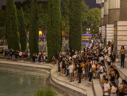 Botellón en el parque de la Espanya Industrial durante la fiesta mayor del barrio de Sants de Barcelona, en agosto pasado.