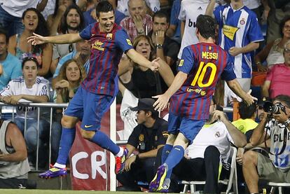 David Villa festeja junto a Messi el gol del empate del Barcelona.