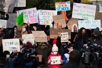 Padres de niños en Nueva York protestan contra el cierre de los colegios, el pasado 19 de noviembre.