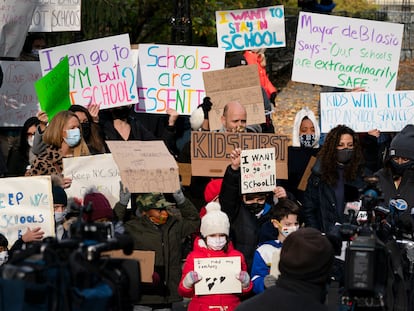 Padres de niños en Nueva York protestan contra el cierre de los colegios, el pasado 19 de noviembre.