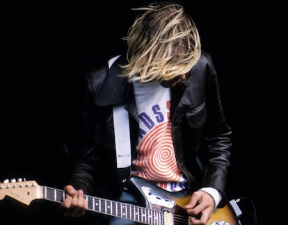 “Não estão superestimados. 'Nevermind' encarna todo um momento cultural. 'Smells Like Teen Spirit" é um hino para uma geração." Michael Azerrad, jornalista, autor do livro ‘Come as You Are: A História do Nirvana’. No imagem, Kurt Cobain no palco do Reading Music Festival, em 1991.