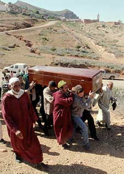 Entierro de uno de los cadáveres, ayer en Suk Sebt (Marruecos).