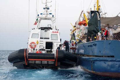 Un total de 424 migrantes llegaron el 3 de agosto a la pequeña isla italiana de Lampedusa, mientras que otros 812 se encuentran desde hace varios días a bordo de los barcos de las ONG SOS Méditerranée y Sea Watch.