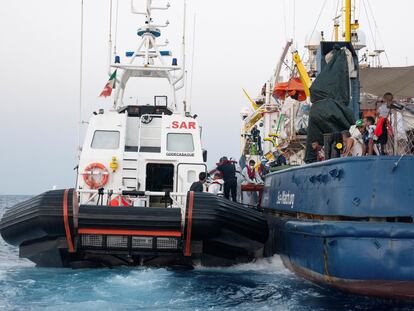 Un total de 424 migrantes llegaron el 3 de agosto a la pequeña isla italiana de Lampedusa, mientras que otros 812 se encuentran desde hace varios días a bordo de los barcos de las ONG SOS Méditerranée y Sea Watch.