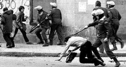 Miembros de la Policía Nacional cargan contra unos jóvenes en el paseo de Embajadores en Madrid, durante las protestas tras la muerte de dos estudiantes, Emilio Martínez y José Luis Montañés, por disparos de la polícia en la Ronda de Valencia el día anterior. Fue el 14 de diciembre de 1979.