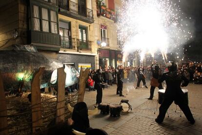 Un momento de la celebración del Entierro de la Sardina, que ha puesto fin al Carnaval de Bilbao.