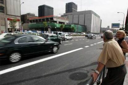 Los vehículos invadieron la calle de Raimundo Fernández Villaverde desde las 11.18, cuando quedó oficialmente abierta.