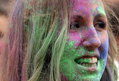 Una joven llena de colores en la fiesta del monzón en Lavapiés.