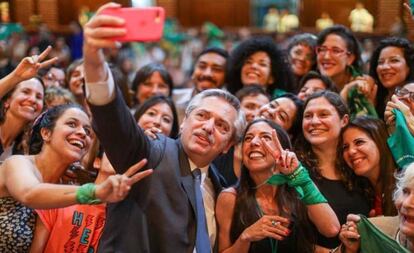 Alberto Fernández con militantes pro aborto legal en la presentación de 'Somos Belén' el 14 de noviembre.