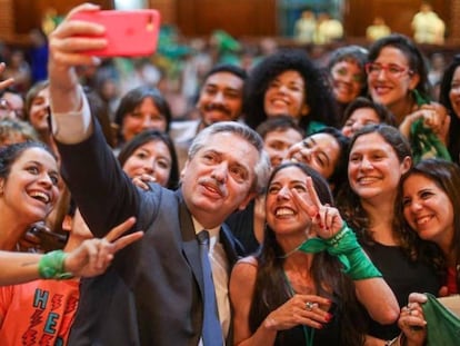 Alberto Fernández con militantes pro aborto legal en la presentación de 'Somos Belén' el 14 de noviembre.