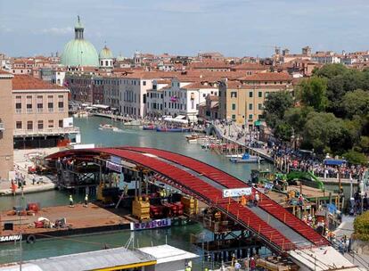 Instalación del puente de Calatrava en el Gran Canal de Venecia, el pasado sábado.