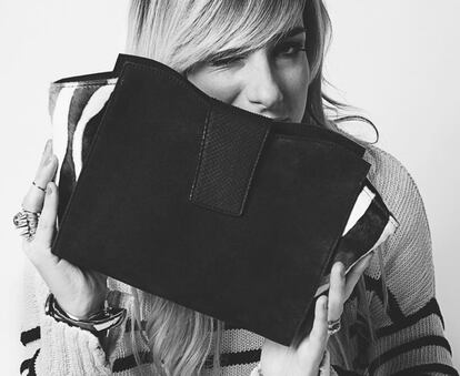 La dise&ntilde;adora Sara Giunti, con uno de los bolsos de su marca  L&#039;ED Emotion Design. 