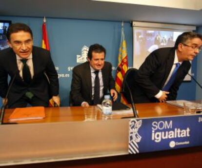 El vicepresidente, Jos&eacute; Ciscar, entre los consejeros de Gobernaci&oacute;n y Hacienda.