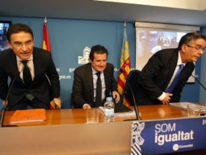 El vicepresidente, Jos&eacute; Ciscar, entre los consejeros de Gobernaci&oacute;n y Hacienda.