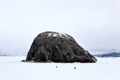 Dos motonieves viajan frente a "PiKalujak" (iceberg, en inuktitut), al norte de Nain. Entre los Inuit, la leyenda alrededor de esta isla cuenta que dos chamanes competían para ver quién era más fuerte y uno demostró sus poderes convirtiendo un iceberg en una isla.