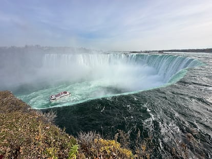 Un barco en las cataratas del Niágara. 