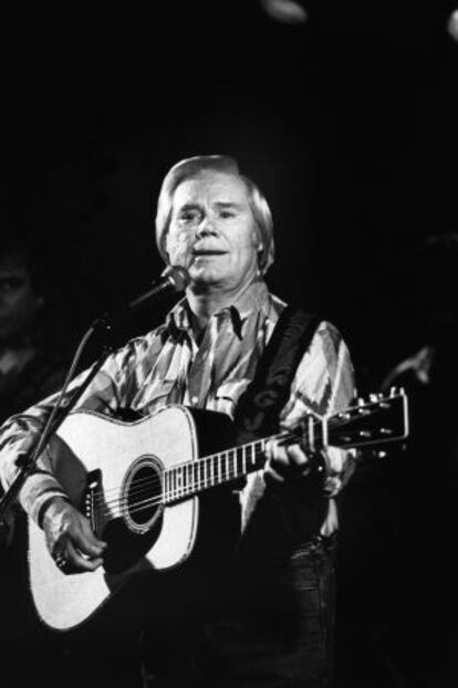 George Jones durante una actuación.