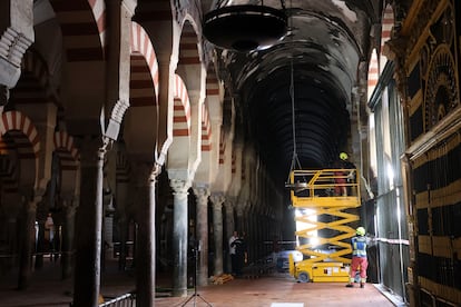 Interior de la Mezquita-Catedral de Córdoba afectado por el incendio ocurrido el pasado viernes.