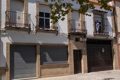Vivienda de Utrera (Sevilla) donde se ha encontrado el cadáver de una joven de 22 años la pasada madrugada.