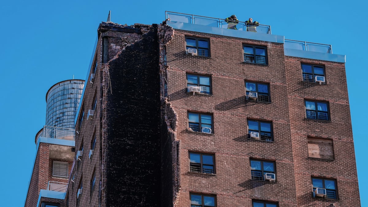 El desplome parcial de un bloque de viviendas sociales en Nueva York obliga a desalojar a los vecinos