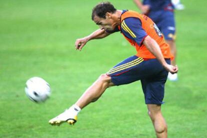 El lateral del Getafe, durante el entrenamiento de la selección en Suiza.