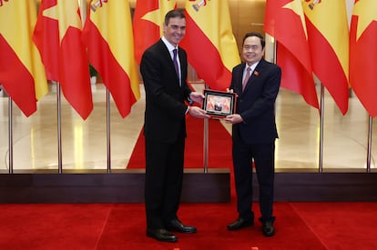 El presidente del Gobierno, Pedro Sánchez y el presidente de la Asamblea Nacional de la República Socialista de Vietnam, Tran Thanh Man, durante un encuentro en la Asamblea Nacional.