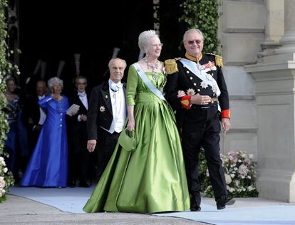 Enrique de Dinamarca y la reina Margarita en el Palacio Real Slottet tras la boda de la princesa Victoria y el príncipe Daniel, en Estocolmo (Suecia), el 19 de junio de 2010.