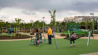 Varias personas disfrutan este domingo del Parque del Canal de Isabel II, en el distrito madrileño de Chamberí.