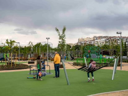 Varias personas disfrutan este domingo del Parque del Canal de Isabel II, en el distrito madrileño de Chamberí.