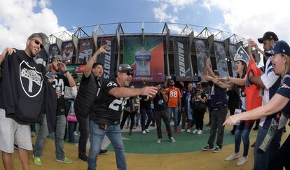 La batalla de cánticos entre los aficionados de Raiders y Patriots.