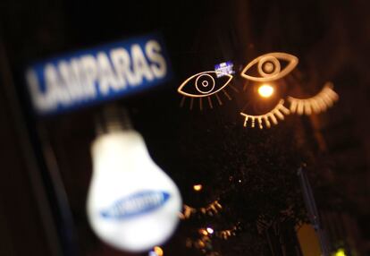 En el barrio de Chueca, concretamente en la calle Hortaleza, los ojos parpadean saludando así al ciudadano.