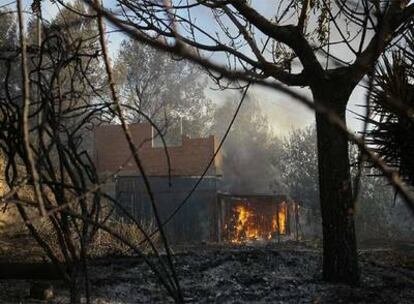 Una casa en construcción en la urbanización La Galera de Castellón fué pasto del fuego