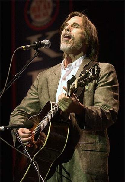 El cantante Jackson Browne, en una actuación en 2004.