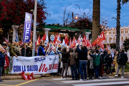 Varias decenas de funcionarios se manifiestan en una concentración en Melilla.