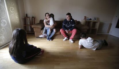 Laura Mu&ntilde;oz y Aroa Montano, una pareja que han okupado con los hijos de esta &uacute;ltima un piso de la Iglesia en M&oacute;stoles (Madrid).