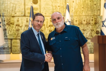 El presidente de Israel, Isaac Herzog, y el chef fundador de World Central Kitchen, José Andrés, durante el encuentro mantenido el pasado domingo. La imagen fue difundida en la cuenta de Herzog en la red social X. 
