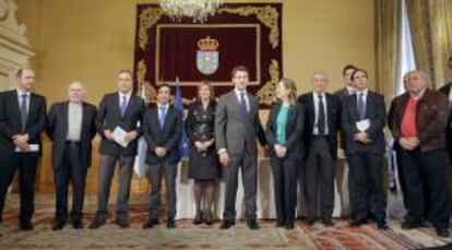 El presidente de la Xunta, Alberto Núñez Feijóo, (6i), junto a la ministra de Fomento, Ana Pastor, (7i) y el presidente de Renfe, Julio Gómez-Pomar, (8i) posan con autoridades locales y provinciales posan tras firmar un acuerdo de colaboración sobre tarifas y nuevas rutas turísticas de los trenes en galicia, esta tarde en Santiago de Compostela.