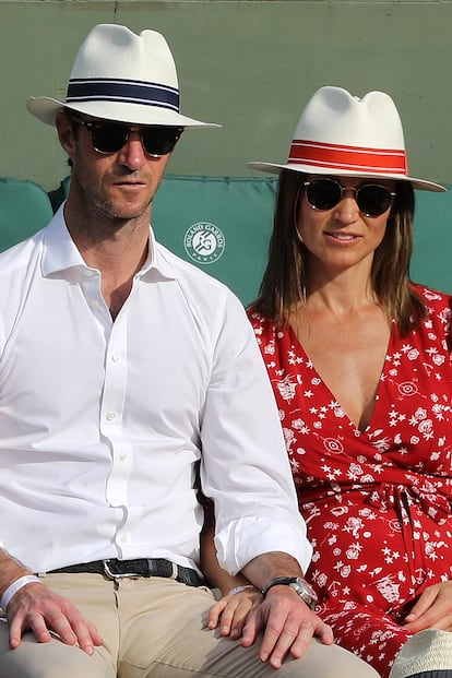 Pippa Middleton y James Matthews. Mucho más discretos son la hermana y el cuñado de la Duquesa de Cambridge. Para asistir el año pasado al Roland Garros optaron simplemente por copiarse el sombrero.